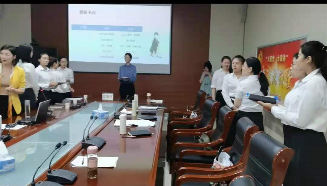 淄博励赞为提升公司员工素养举行礼仪培训